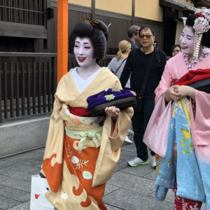 Geishas se promenant dans le quartier de Gion à Kyoto
