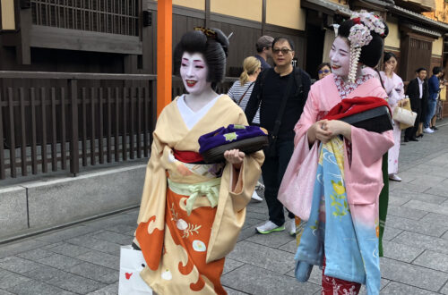 Geishas se promenant dans le quartier de Gion à Kyoto