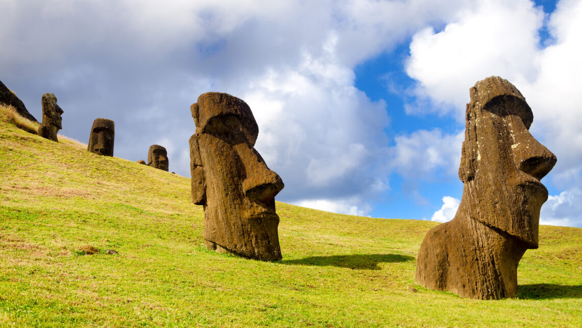 Rapa Nui Moais - 2 têtes de moaïs dans une carrière