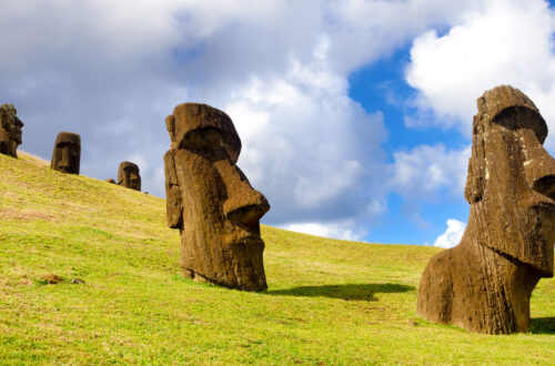 Rapa Nui Moais - 2 têtes de moaïs dans une carrière