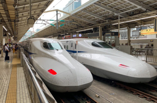 Le train Shinkansen arrive en gare