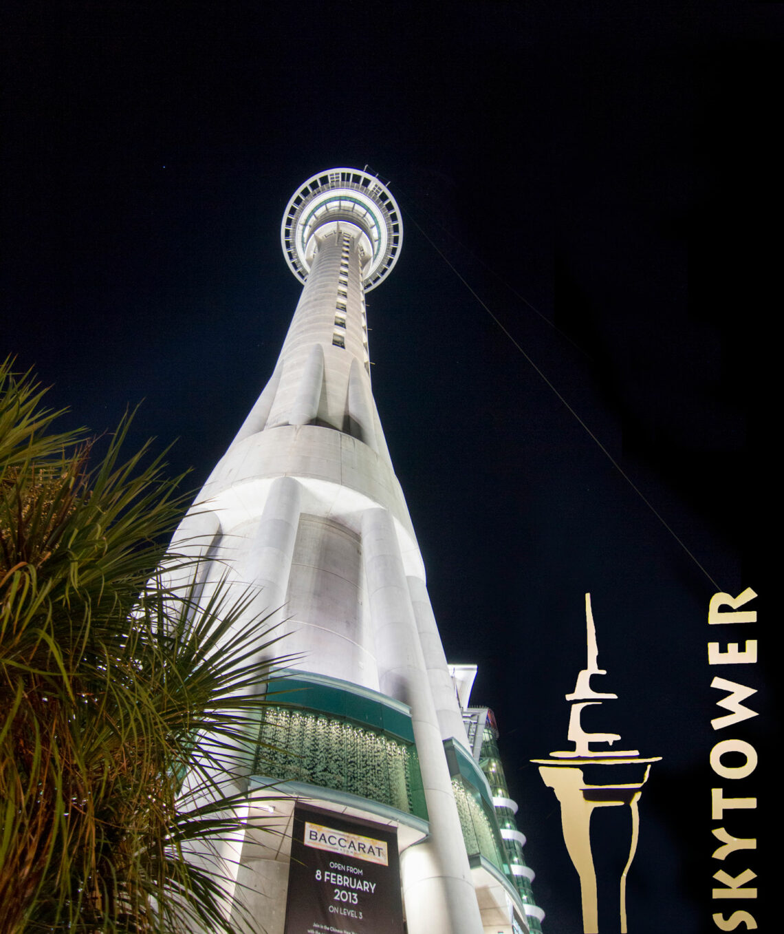 La tour Sky Tower en nouvelle-zelande vu le soir