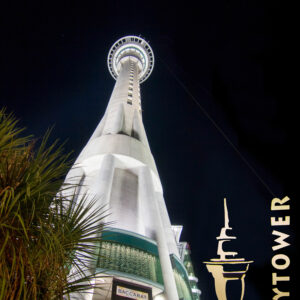 La tour Sky Tower en nouvelle-zelande vu le soir